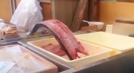Opętany filet terroryzuje ludzi w sklepie rybnym