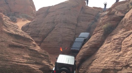 Jeep Cherokee pokonuje ekstremalnie stromy podjazd