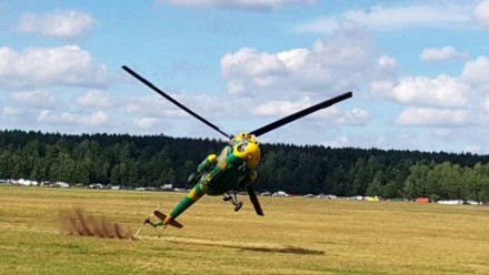 Pokaz akrobacji śmigłowcem Mi-2 i o włos od tragedii