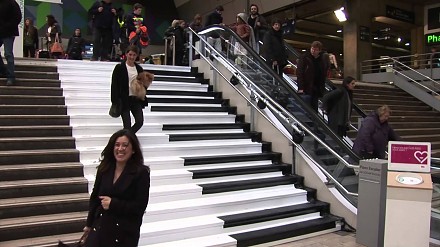 Jednym prostym trikiem uatrakcyjnili schody na dworcu w Paryżu. Zobacz jak!