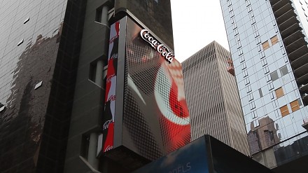 Trójwymiarowy robotyczny billboard Coca-Coli na Times Square