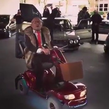 Wyluzowany dziadek wpada swoim wózkiem na zlot samochodowy