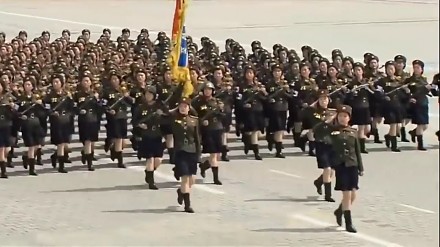 Marsz Armii Korei Północnej w rytmie Stayin 'Alive