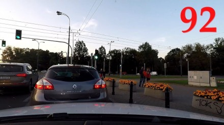 Przejazd na późnym pomarańczowym i kolizja gotowa, zobacz jak jeżdżą polscy kierowcy