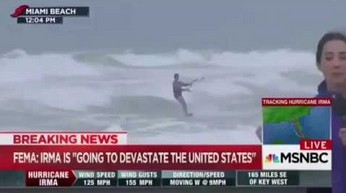 Huragan Irma szaleje, a on surfuje sobie na falach