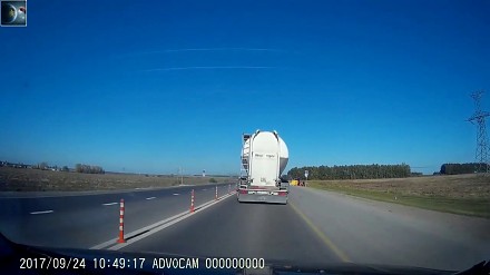 Rosyjski Człowiek Skurwiel w cysternie spycha auto z drogi