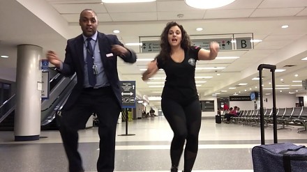 Kobieta utknęła na lotnisku i świetnie się bawi