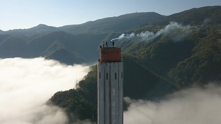 BNT znowu w akcji - Polacy wspięli się na najwyższy komin w Europie