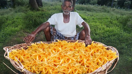 Wyciskacz łez dnia: dziadek robi gigantyczny gar frytek dla sierot w Indii