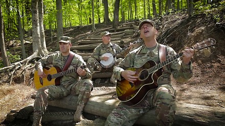 Żołnierze śpiewają "Wish You Were Here"