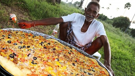 Grandpa Kitchen robi olbrzymią pizzę dla 100 głodnych dzieci
