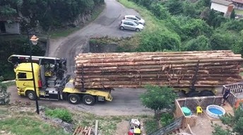 Ciężarówka z drewnem skręca na mały mostek...