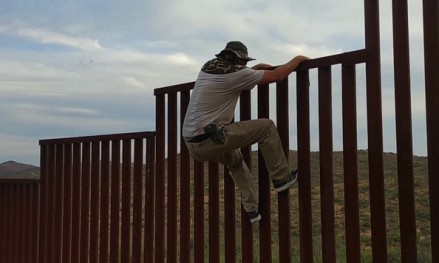 Facet pokazuje łatwy sposób przekroczenia granicy Meksyku z USA
