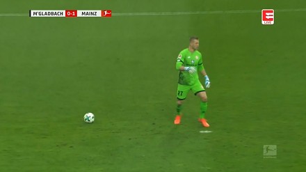 Bramkarz Bundesligi pomylił piłkę z kropką!