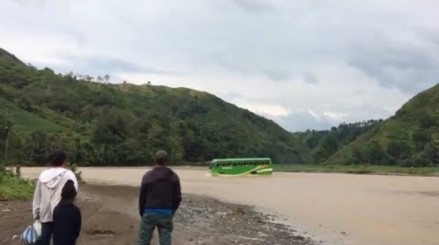 Kierowca autobusu wybiera skrót przez rzekę