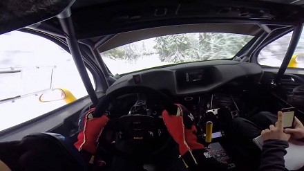 Kierowca rajdowy pokazuje co potrafi w zimowej scenerii 