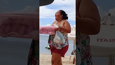 Reklama dźwignią handlu. Kobieta na plaży poleca swoje ciastka