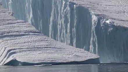 Imponujący widok - góra lodowa oddzielająca się od lodowca