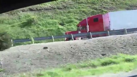 Ciężarówka z przegrzanymi hamulcami korzysta z rampy ratunkowej