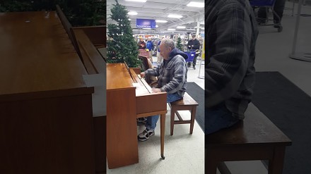 Wszedł do sklepu i zaczął grać na pianinie