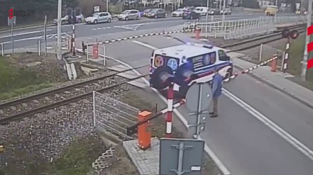 Karetka na sygnale utknęła na przejeździe kolejowym