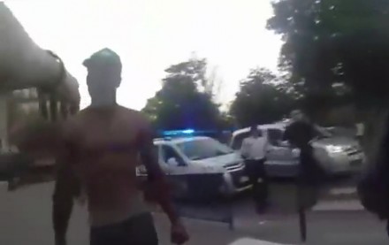 Policja w Paryżu podpala agresywnego mężczyznę 