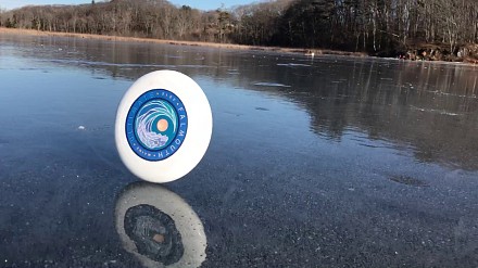 Frisbee na zamarzniętym jeziorze w wietrzny dzień