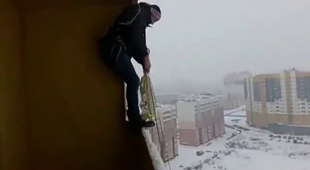 Skok ze spadochronem z balkonu