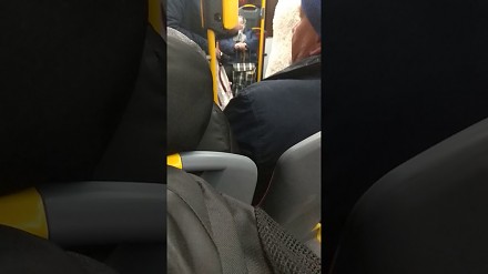 Czy w autobusie wypada rozmawiać przez telefon? Nie według tej starszej pani!