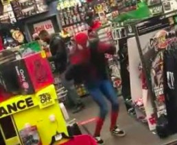 Klient w przebraniu Spider-Mana tańczy do "Take on me"
