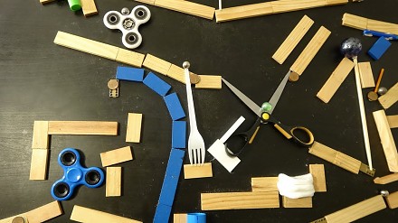 Niebieska kuleczka i świetna maszyna Rube Goldberga