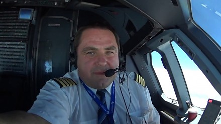Pan Kapitan Dariusz pokazuje swoje miejsce pracy, czyli kokpit A320