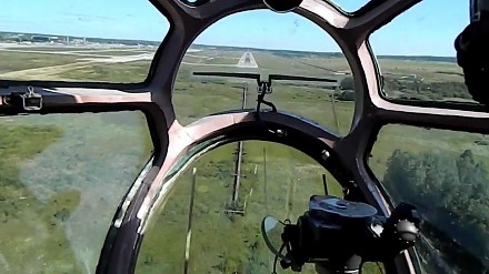 Lądowanie AN-12 filmowane z kabiny nawigatora