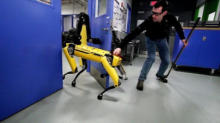 Testowanie wytrwałości robota-psa z Boston Dynamics