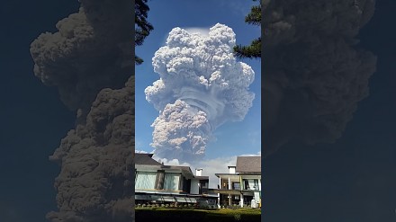 Przerażająco piękna erupcja wulkanu w Indonezji