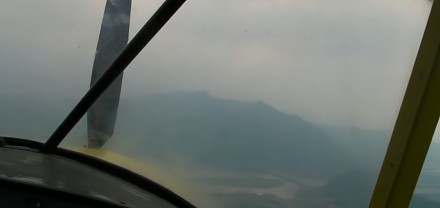 Widziane z kokpitu awaryjne lądowanie samolotu po awarii silnika