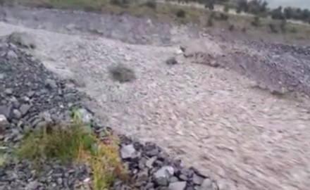 Prawdziwa rzeka kamieni gdzieś w Nowej Zelandii