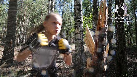 10-latka w polskiej koszulce powala drzewo bokserskimi ciosami