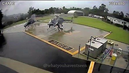 Dwa helikoptery "trącają" się wirnikami