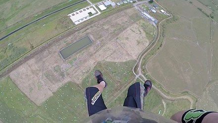 Perfekcyjne lądowanie spadochroniarza