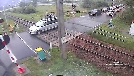 Niebezpieczne zachowania kierowców na przejeździe w Małopolsce