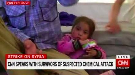 Reporterka CNN wącha plecak po rzekomym ataku chemicznym