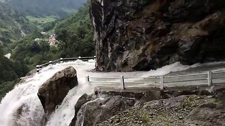 Droga zamieniła się w wodospad w Nepalu