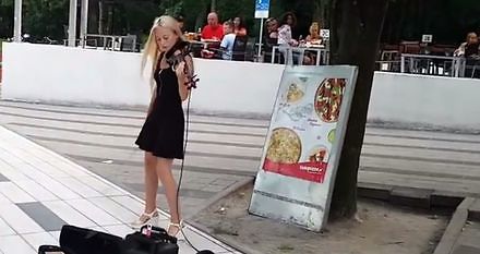 Dziewczyna gra na skrzypcach w Kołobrzegu