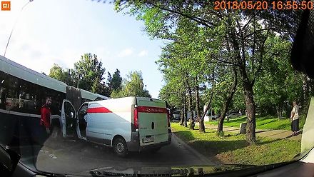 Samochodem Poczty Polskiej uderzyła w autobus MPK... i uciekła