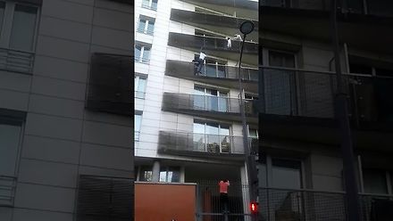 Bohater z Paryża. Uratował dziecko, które wisiało na balkonie na czwartym piętrze!