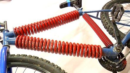 Colin Furze montuje elastyczny rower z ramą ze sprężyn