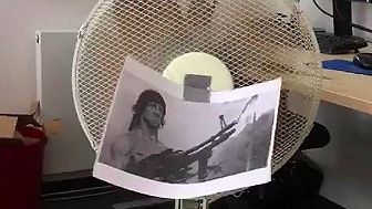 John Rambo nie tylko ratuje z opałów, ale również przed upałami