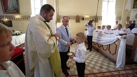 Karygodne zachowanie księdza podczas uroczystości Pierwszej Komunii Świętej
