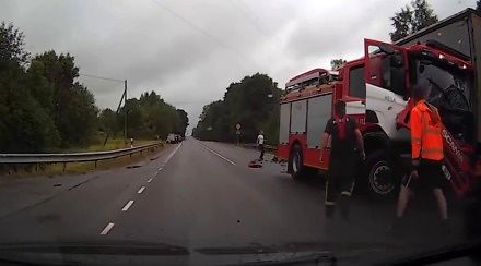 Wóz strażacki zderza się z dwiema ciężarówkami w Estonii